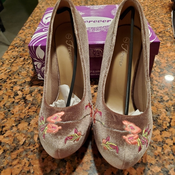 Forever Taupe Floral Heels Mult Sizes NIB 3/$25 - Picture 4 of 6